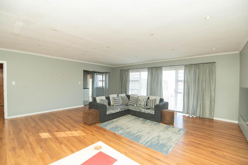 5 Bedroom Property for Sale in Bluewater Bay Eastern Cape
